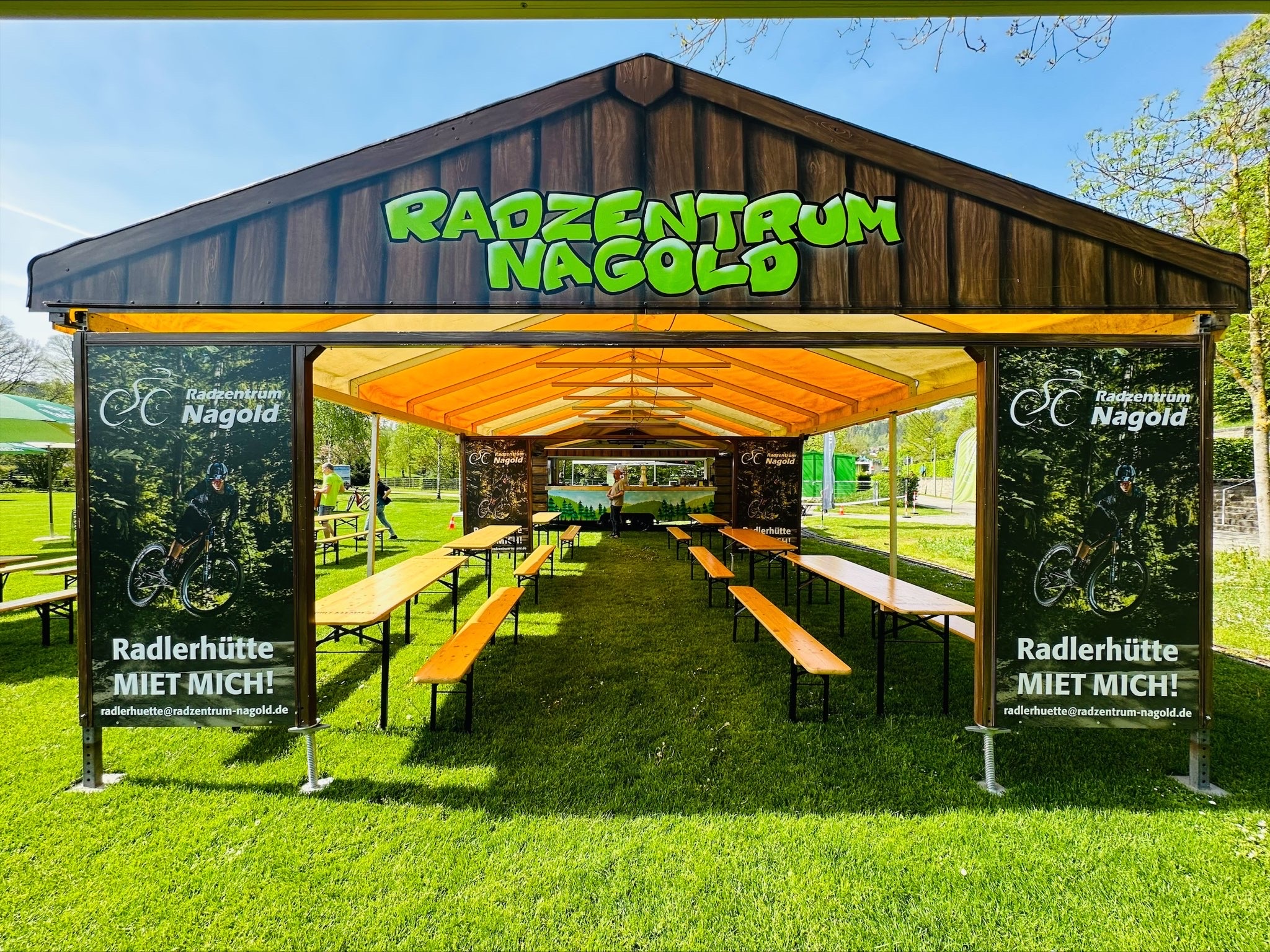Zelt der Radlerhütte mit Bierbänken