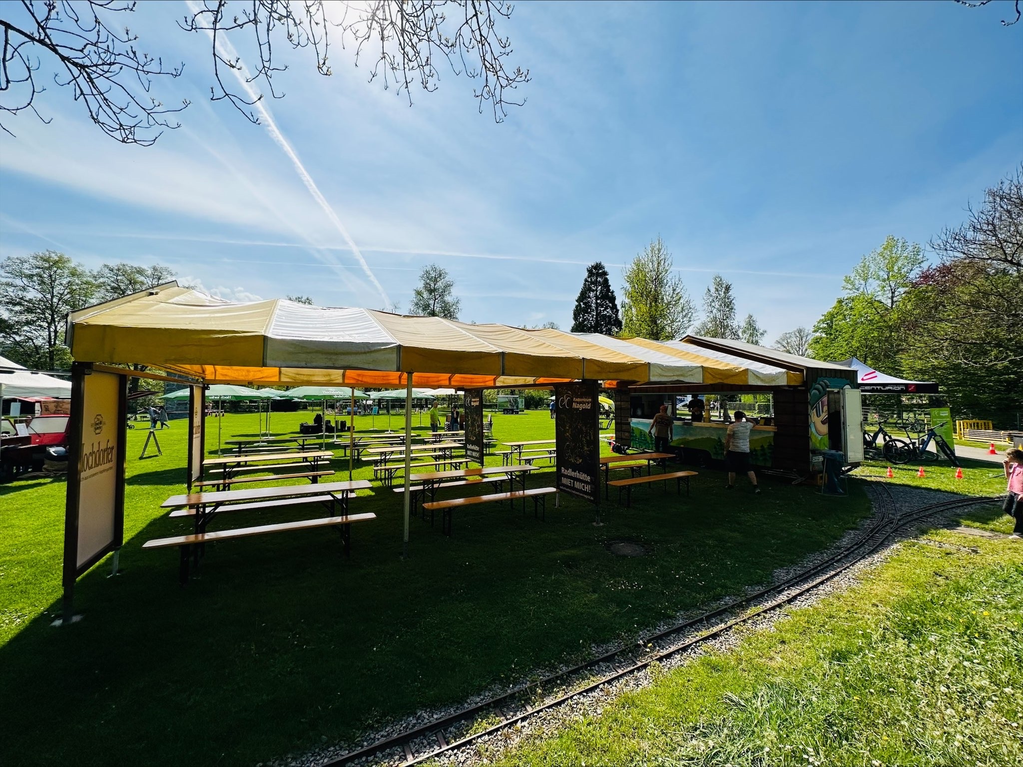 Radlerhütte mit Zelt von der Seite