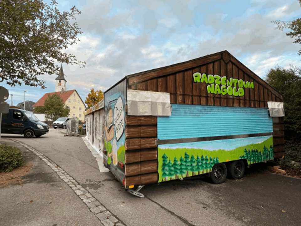 Die Radlerhütte – Partyhütte auf Rädern in Holzoptik mit Zelt